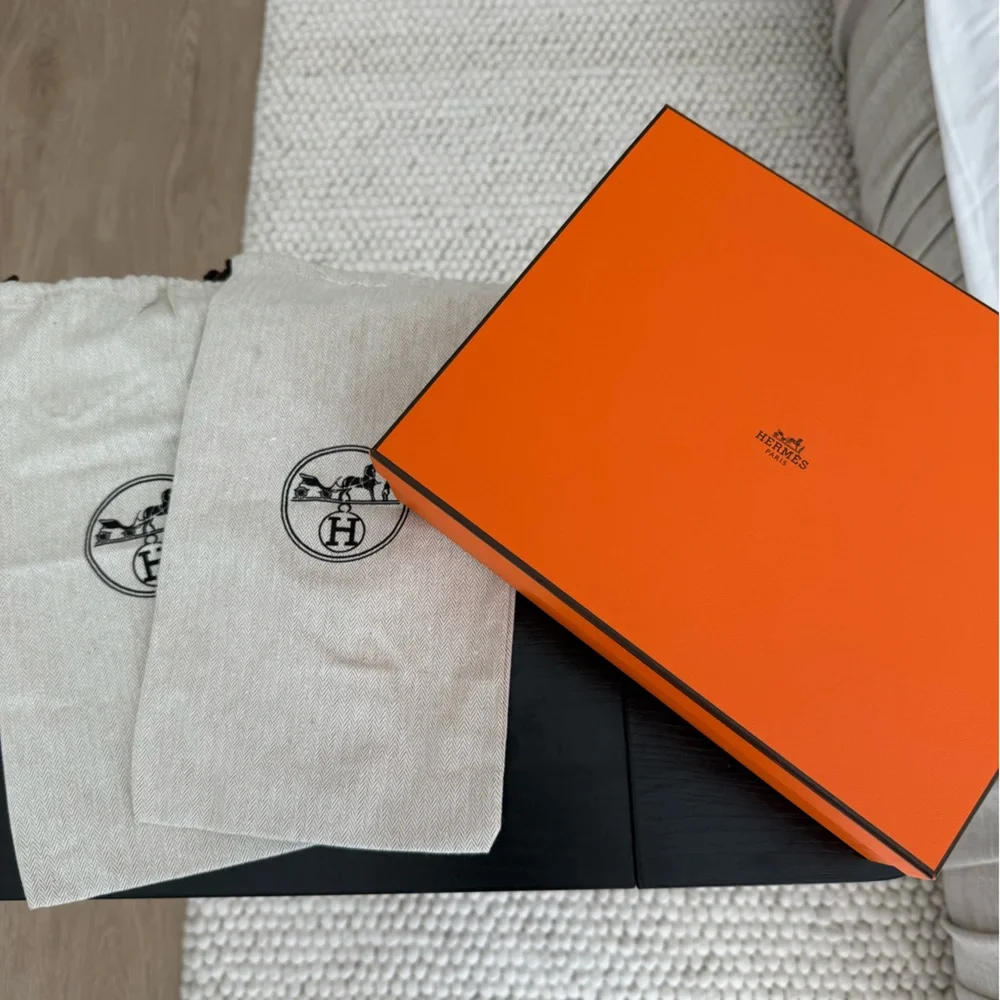 Hermes Oran White Slide Sandals 100% Authentic Pre-owned in Fair condition - Picture 8 of 13